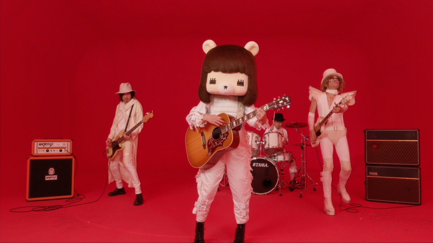 「あっちゅーまやねん 人生」ミュージックビデオのワンシーン。