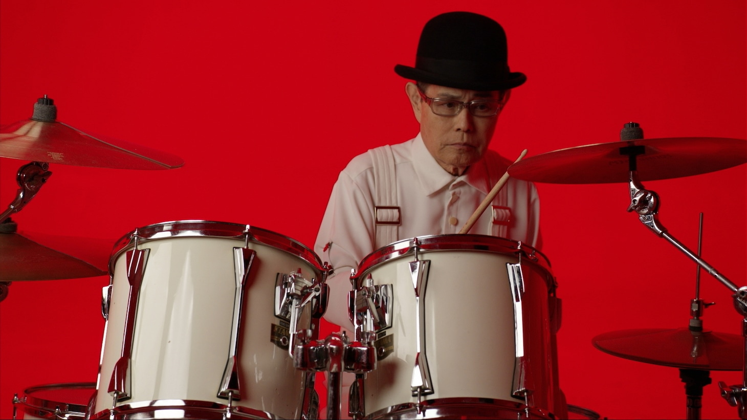 「あっちゅーまやねん 人生」ミュージックビデオのワンシーン。