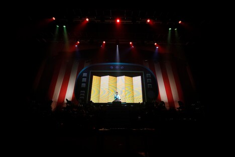 鈴村健一「鈴村健一 LIVE 2019 "WARAUTA"」の様子。（撮影：草刈雅之）