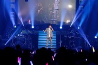 鈴村健一「鈴村健一 LIVE 2019 "WARAUTA"」の様子。（撮影：草刈雅之）
