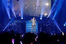 鈴村健一「鈴村健一 LIVE 2019 "WARAUTA"」の様子。（撮影：草刈雅之）