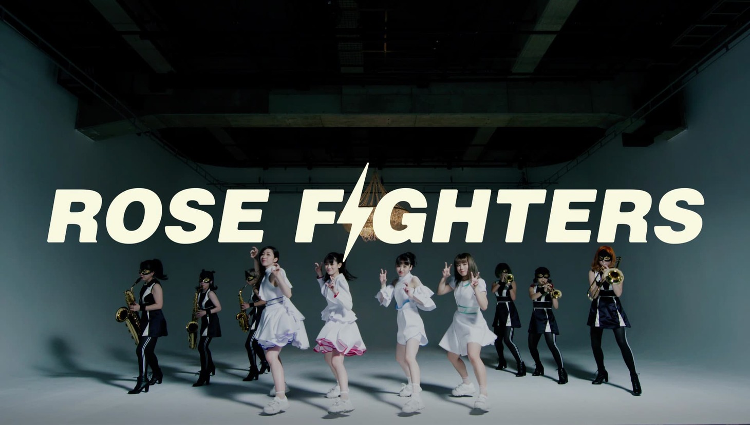 TEAM SHACHI「ROSE FIGHTERS」ミュージックビデオのワンシーン。