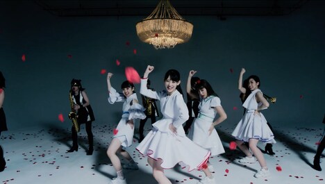 TEAM SHACHI「ROSE FIGHTERS」ミュージックビデオのワンシーン。