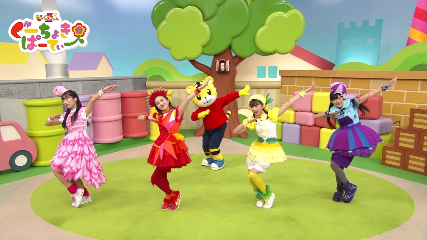 「HERO」を踊るももくろちゃんZとしまじろう。
