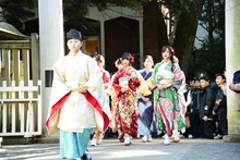 参道を歩く乃木坂46メンバー。