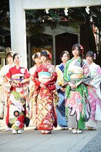 参道を歩く乃木坂46メンバー。