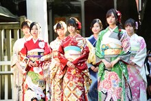 参道を歩く乃木坂46メンバー。