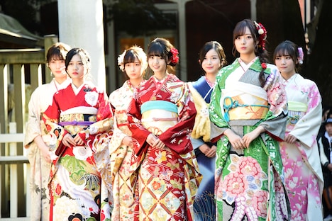 参道を歩く乃木坂46メンバー。