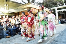 参道を歩く乃木坂46メンバー。