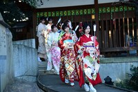 祈祷を終えた乃木坂46メンバー。