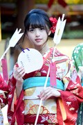 人気画像5位は「乃木坂46成人メンバーが振袖姿で意気込み、齋藤の目標は“飛鳥ちゃん”」より、「飛鳥ちゃん」と書かれた絵馬を掲げる齋藤飛鳥。