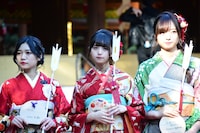 左から寺田蘭世、齋藤飛鳥、梅澤美波。