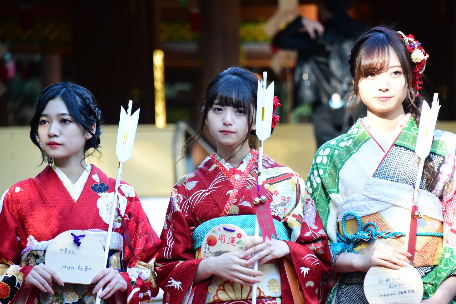 左から寺田蘭世、齋藤飛鳥、梅澤美波。