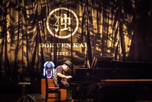 H ZETT Mのライブの様子。（Photo by Yuta Ito）