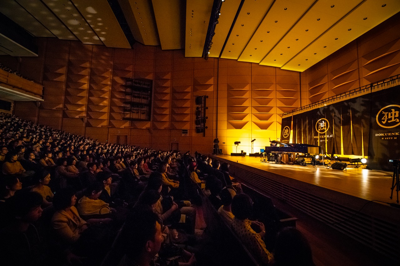 H ZETT Mのライブの様子。（Photo by Yuta Ito）