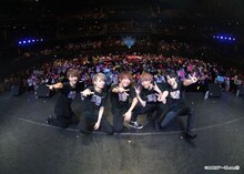 「Rush×300 The Tour 2018『喜・怒・哀・楽』Last 『楽』in TOKYO」で撮影された記念写真。（写真提供：BACSエンターテイメント）