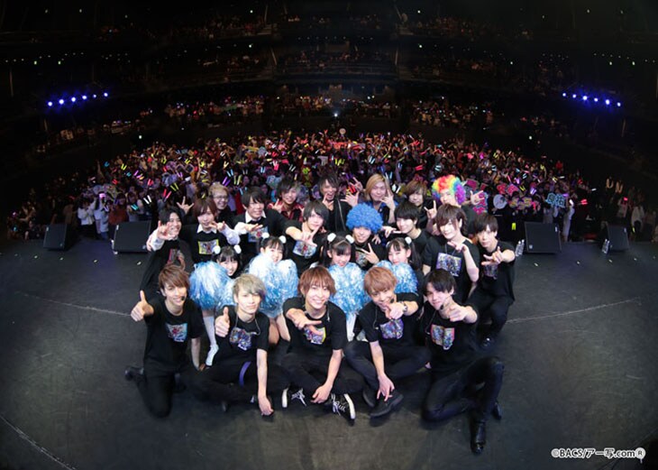 「Rush×300 The Tour 2018『喜・怒・哀・楽』Last 『楽』in TOKYO」で撮影された記念写真。(写真提供:BACSエンターテイメント)