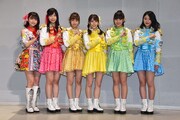 左から渡邉幸愛、溝手るか、渡邉ひかる、宮崎理奈、浅川梨奈、内村莉彩。