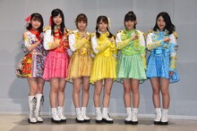 左から渡邉幸愛、溝手るか、渡邉ひかる、宮崎理奈、浅川梨奈、内村莉彩。