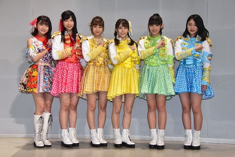 左から渡邉幸愛、溝手るか、渡邉ひかる、宮崎理奈、浅川梨奈、内村莉彩。