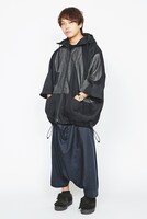 gommeとのコラボレーションパーカーを着用したピエール中野。