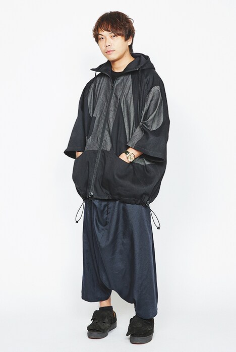 gommeとのコラボレーションパーカーを着用したピエール中野。