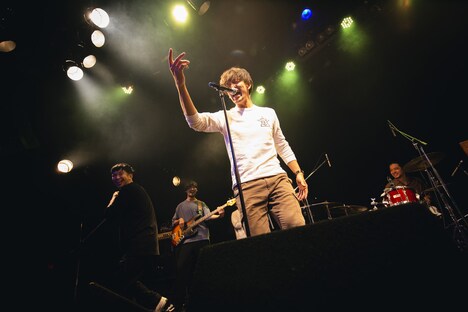 荒井岳史が参加したKeishi Tanakaのライブの様子。（撮影：山川哲矢）