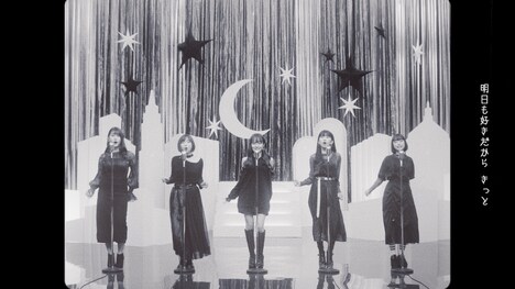 Little Glee Monster「恋を焦らず」ミュージックビデオより。