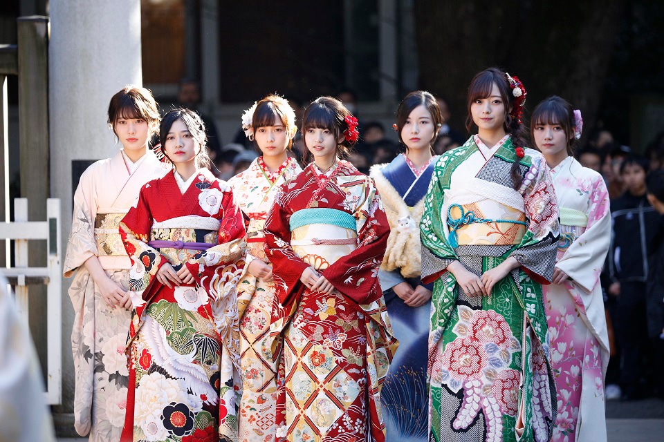 参道を歩く乃木坂46メンバー。（写真提供：ソニー・ミュージックレコーズ）