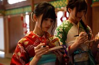 絵馬に願い事を書き入れる齋藤飛鳥（左）、梅澤美波（右）。（写真提供：ソニー・ミュージックレコーズ）