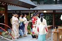 祈祷を受ける乃木坂46メンバー。（写真提供：ソニー・ミュージックレコーズ）