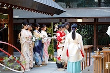 祈祷を受ける乃木坂46メンバー。（写真提供：ソニー・ミュージックレコーズ）