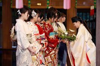 祈祷を受ける乃木坂46メンバー。（写真提供：ソニー・ミュージックレコーズ）