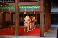 祈祷を受ける乃木坂46メンバー。（写真提供：ソニー・ミュージックレコーズ）