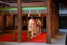 祈祷を受ける乃木坂46メンバー。（写真提供：ソニー・ミュージックレコーズ）