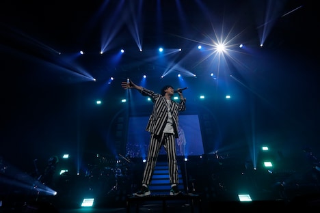 鈴村健一「鈴村健一 LIVE 2019 "WARAUTA"」の様子。（撮影：草刈雅之）