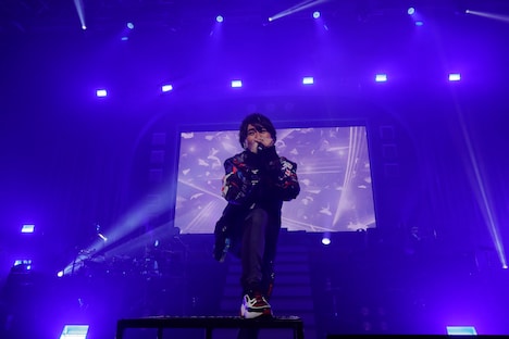 鈴村健一「鈴村健一 LIVE 2019 "WARAUTA"」の様子。（撮影：草刈雅之）