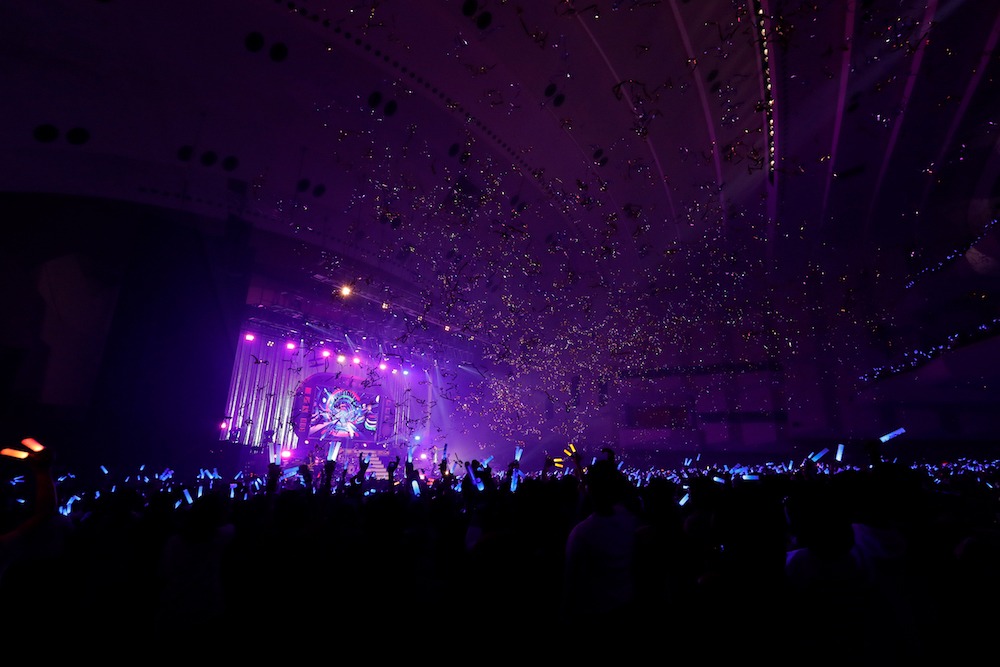 鈴村健一「鈴村健一 LIVE 2019 "WARAUTA"」の様子。（撮影：草刈雅之）