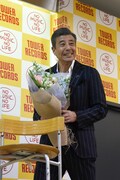 “初恋”をイメージした花束を持って登場した舘ひろし。