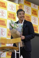“初恋”をイメージした花束を持って登場した舘ひろし。