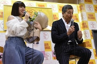 左からAnna、舘ひろし。