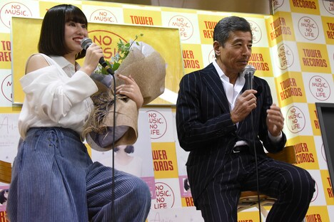 左からAnna、舘ひろし。