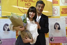 左からAnna、舘ひろし。