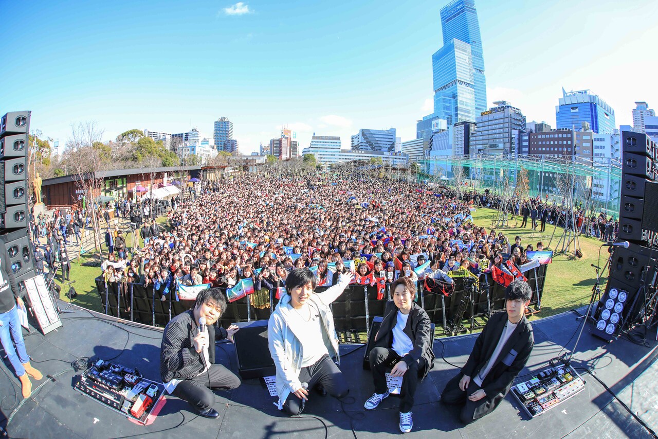 大阪・天王寺公園でライブを開催したflumpool。（撮影：渡邉一生）