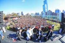 大阪・天王寺公園でライブを開催したflumpool。（撮影：渡邉一生）