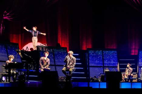 「リグレット」のパフォーマンスの様子。（撮影：森好弘）