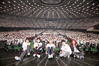 1万人のファンと記念撮影をするDa-iCE。（Photo by Nozomi Nakajyo）