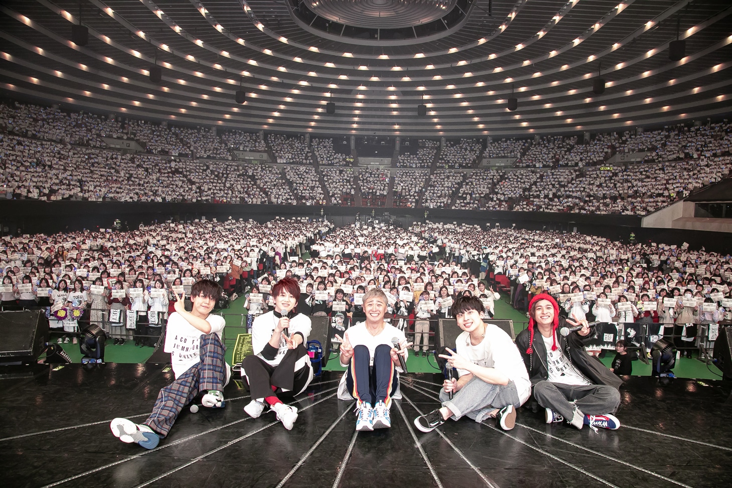 1万人のファンと記念撮影をするDa-iCE。（Photo by Nozomi Nakajyo）
