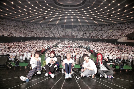 1万人のファンと記念撮影をするDa-iCE。（Photo by Nozomi Nakajyo）