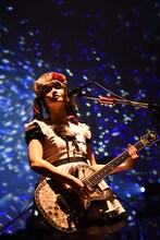 小鳩ミク（Vo, G）（photo by MASANORI FUJIKAWA）